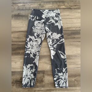 Vuori Clean Elevation Leggings Gray Floral High Rise Performance Yoga Pants